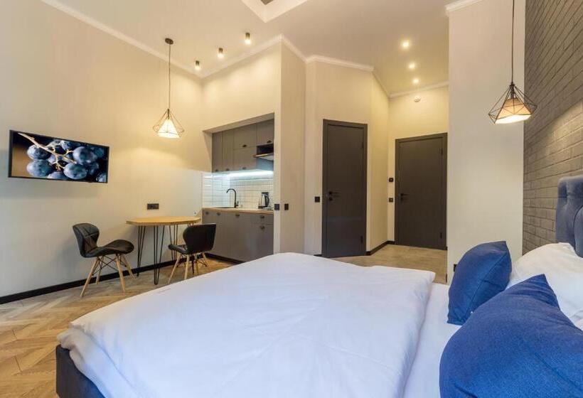 سوئیت با بالکن, Secret Apartments