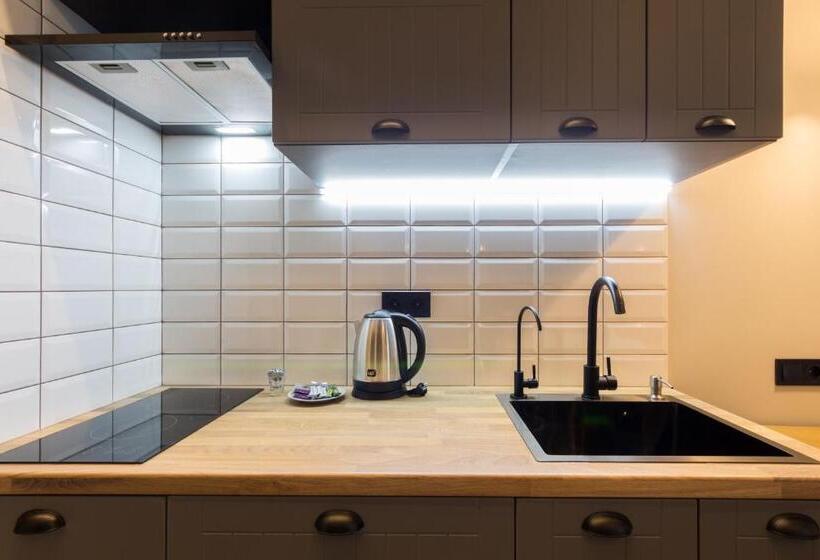 سوئیت با بالکن, Secret Apartments