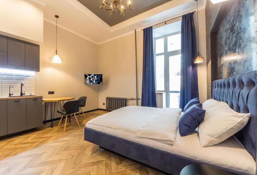 سوئیت با بالکن, Secret Apartments