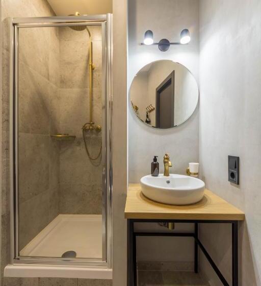 استودیو استاندارد با بالکن, Secret Apartments