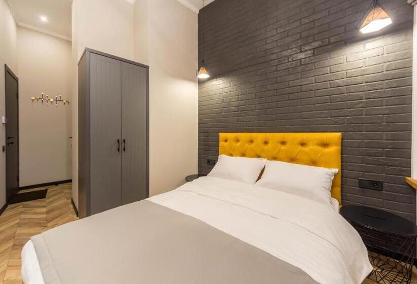 استودیو استاندارد با بالکن, Secret Apartments