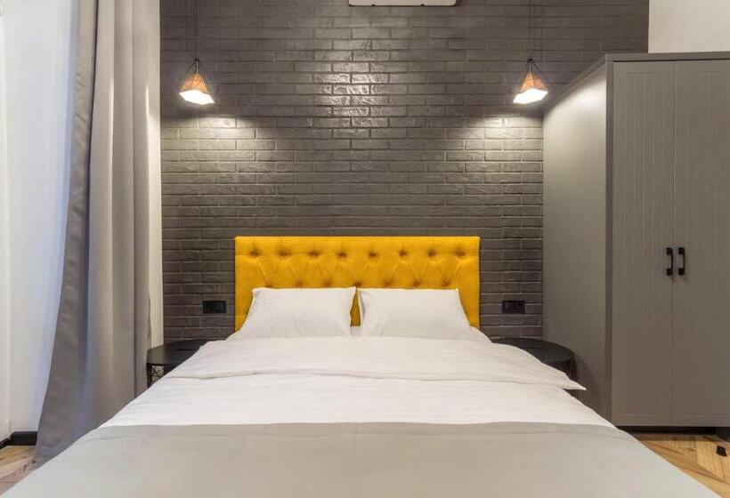 استودیو استاندارد با بالکن, Secret Apartments