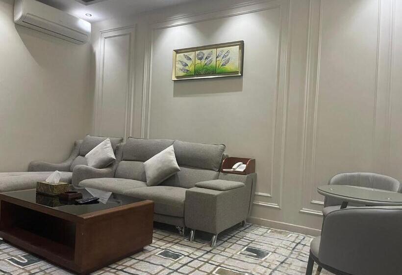 سوییت لوکس, Nourth House Apart