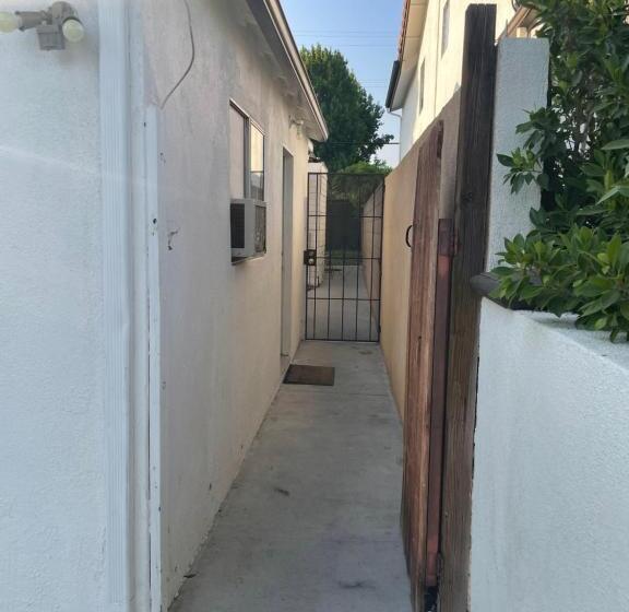 سوییت با چشم‌انداز باغ, The Village