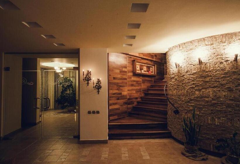 سوییت, Denisa Boutique