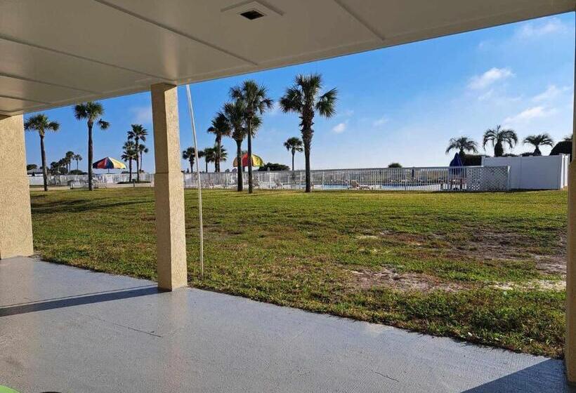 스탠다드 룸 더블 침대 2개, Days Inn & Suites By Wyndham Jekyll Island