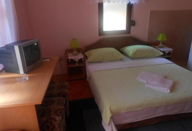 آپارتمان 1 خوابه با تراس, Apartments & Hostel Zdrava Hrana