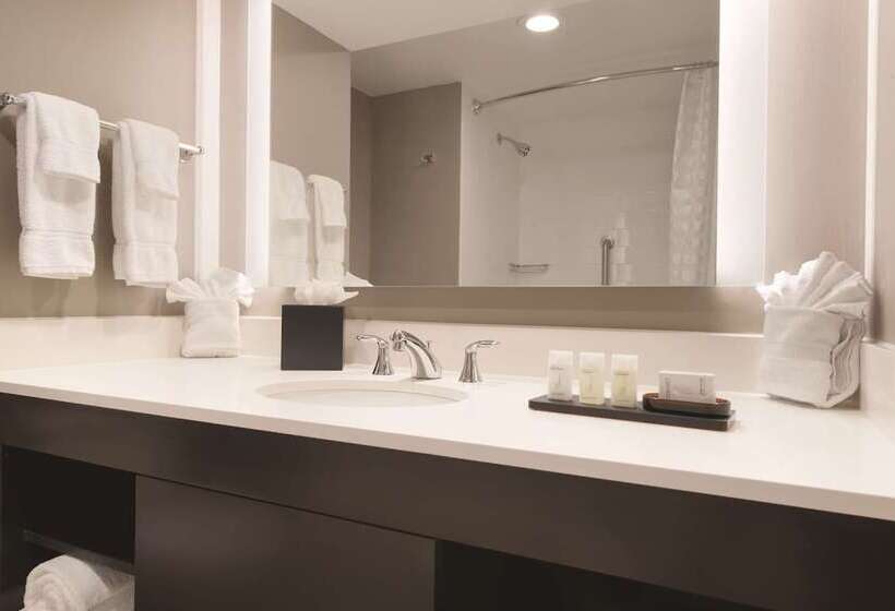 Люкс, Embassy Suites By Hilton Milwaukee Brookfield