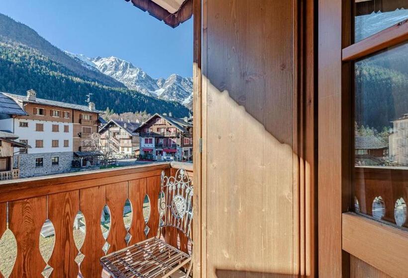 Comfort room with mountain view, Dufour
