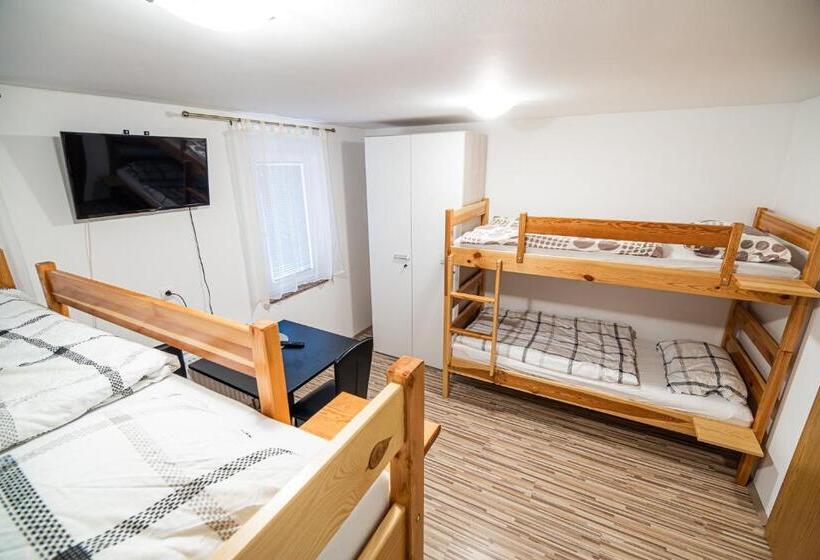 اتاق استاندارد چهارنفره با سرویس بهداشتی مشترک, Rooms At Trimček