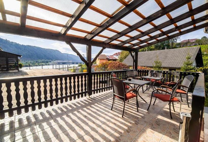 اتاق استاندارد چهارنفره با سرویس بهداشتی مشترک, Rooms At Trimček
