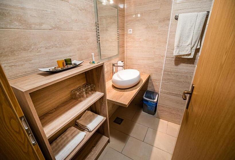 اتاق استاندارد چهارنفره با سرویس بهداشتی مشترک, Rooms At Trimček