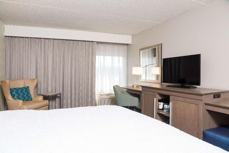 اتاق لوکس با تخت بزرگ, Hampton Inn Bloomington