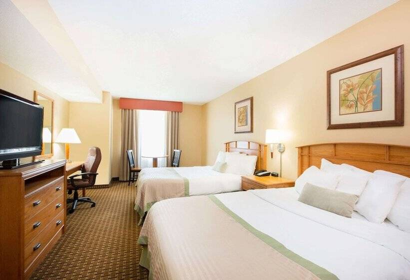 سوییت با چشم‌انداز استخر, Ramada By Wyndham Des Moines Tropics Resort & Conference Ctr