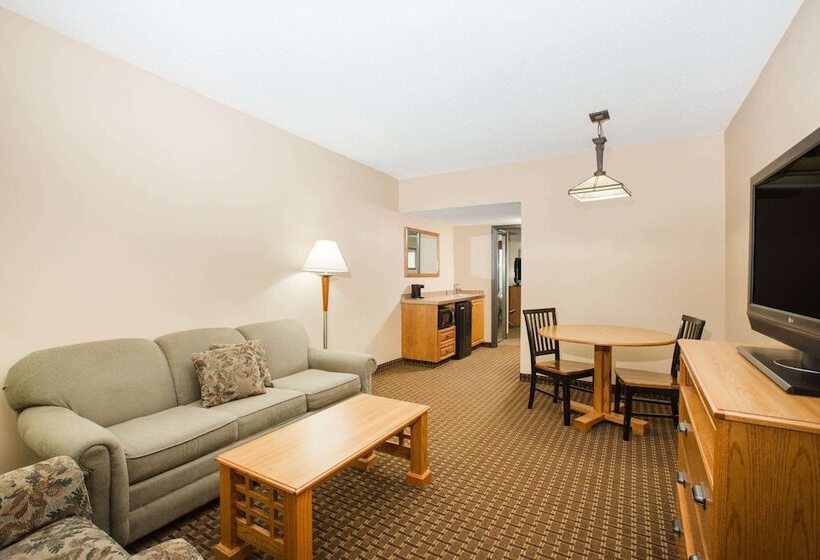 سوییت لوکس, Ramada By Wyndham Des Moines Tropics Resort & Conference Ctr