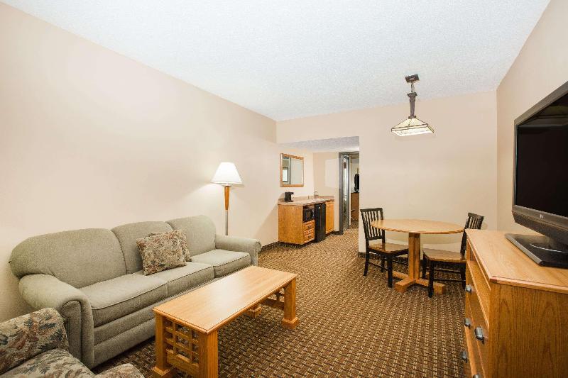 سوییت با چشم‌انداز استخر, Ramada By Wyndham Des Moines Tropics Resort & Conference Ctr