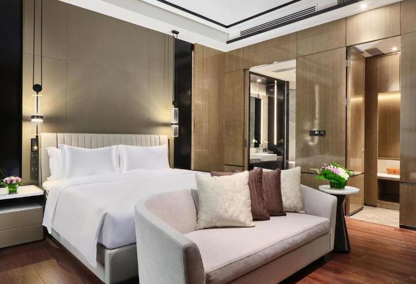 带双人大床的行政管理套房, Crowne Plaza Wuhan Development Zone, An Ihg