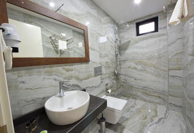 اتاق سوپریور سه تخته, Lidya