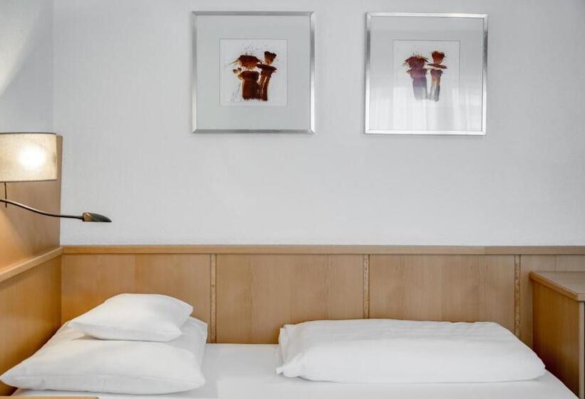 اتاق استاندارد سه تخته با بالکن, Bed & Breakfast Fender