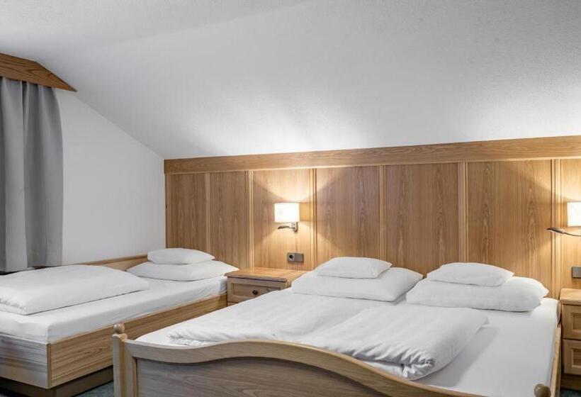 اتاق استاندارد سه تخته با بالکن, Bed & Breakfast Fender