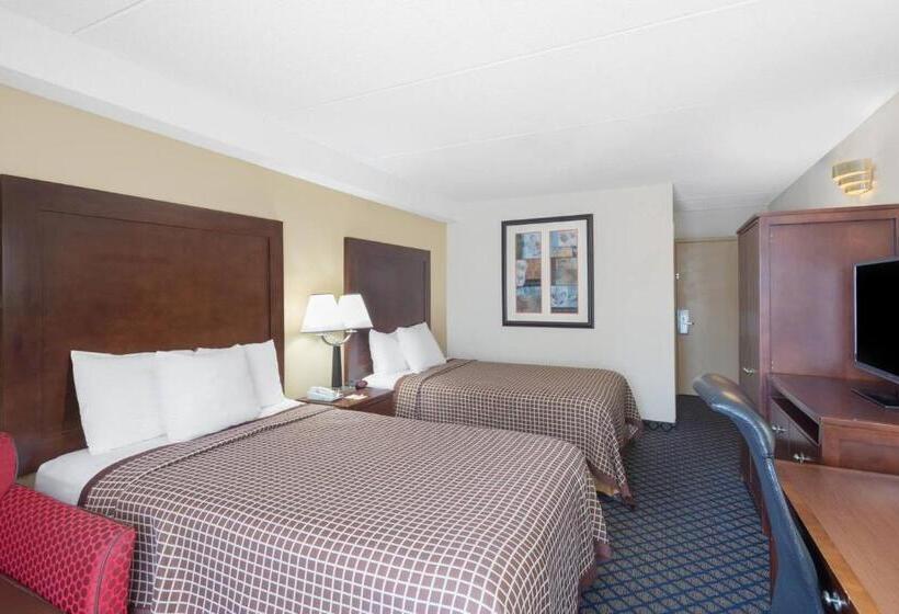 带2个双人床的标准工作室, Days Inn By Wyndham Geneva/finger Lakes