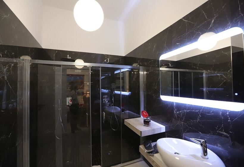 سوئیت با بالکن, Mecla Suites