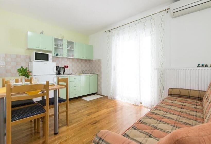 آپارتمان 1 خوابه با چشم‌انداز استخر, Apartments Bionda