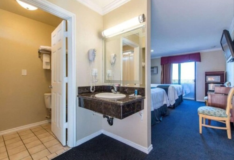 Семейный Номер, Queencity Inn