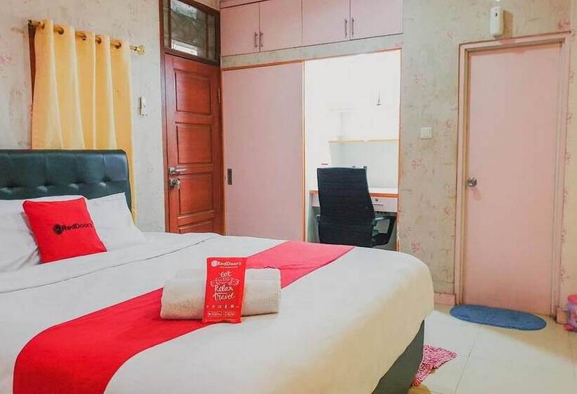 Люкс, Reddoorz Plus Near Trans Studio Cibubur 2