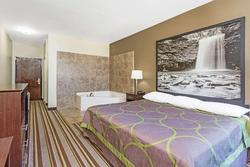 스위트 킹사이즈 침대, Super 8 By Wyndham Hull Street Midlothian Richmond Area