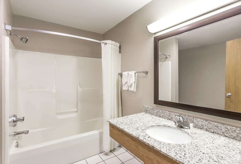 מיטת קינג בסוויטה, Super 8 By Wyndham Plymouth