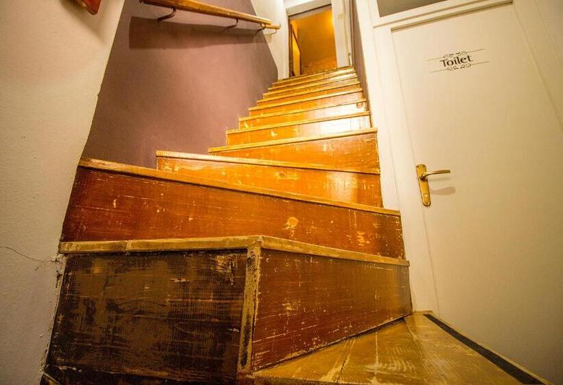 تختخواب در اتاق مشترک, Hostel Omiš