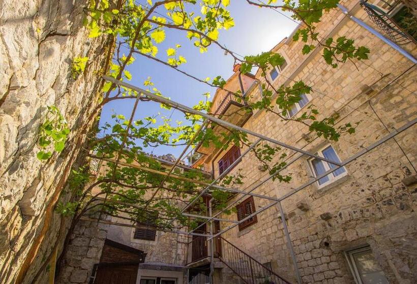 تختخواب در اتاق مشترک, Hostel Omiš