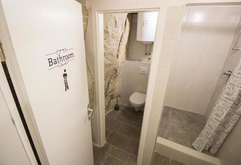 تختخواب در اتاق مشترک, Hostel Omiš