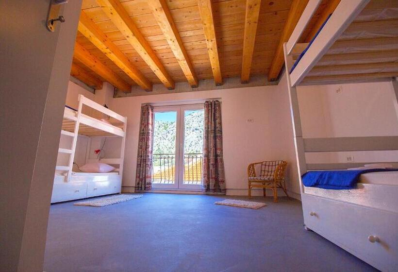 تختخواب در اتاق مشترک, Hostel Omiš