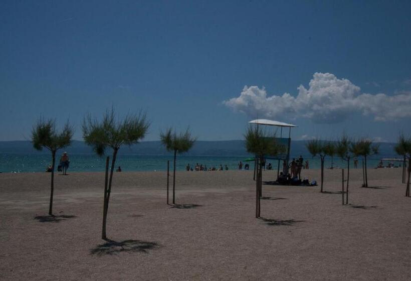 تختخواب در اتاق مشترک, Hostel Omiš