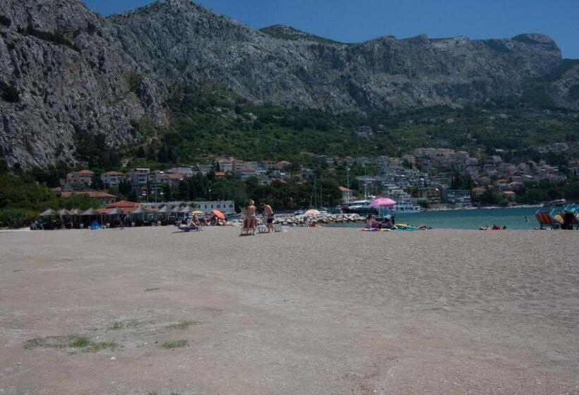 تختخواب در اتاق مشترک, Hostel Omiš