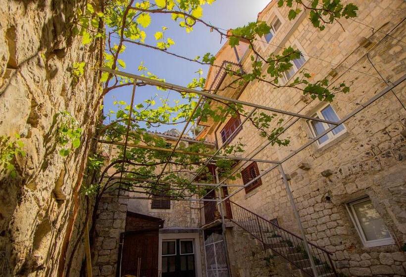 تختخواب در اتاق مشترک, Hostel Omiš