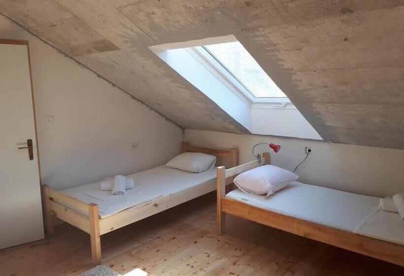 تختخواب در اتاق مشترک, Hostel Omiš