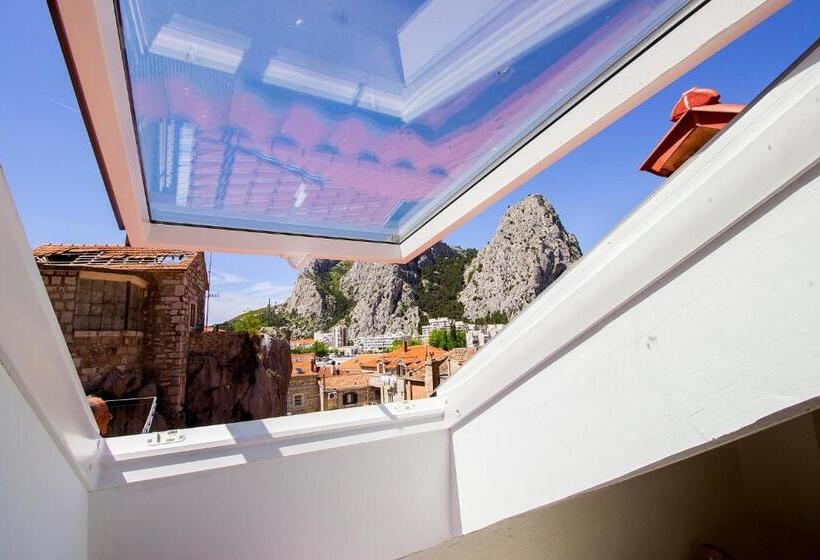 تختخواب در اتاق مشترک, Hostel Omiš