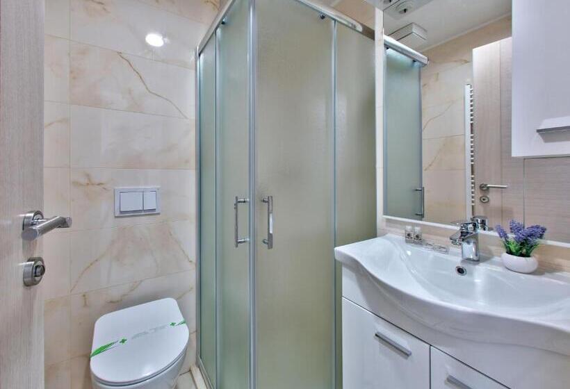 Economy Triple Room, Dompes