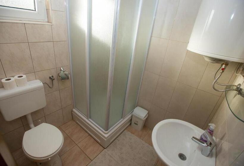 اتاق اکونومی, Rooms Ivana