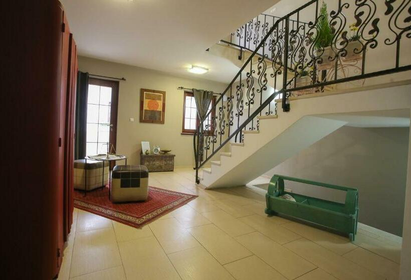 اتاق استاندارد سه نفره, Emen