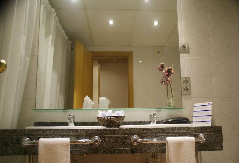 اتاق استاندارد سه نفره, YOMO Eureka