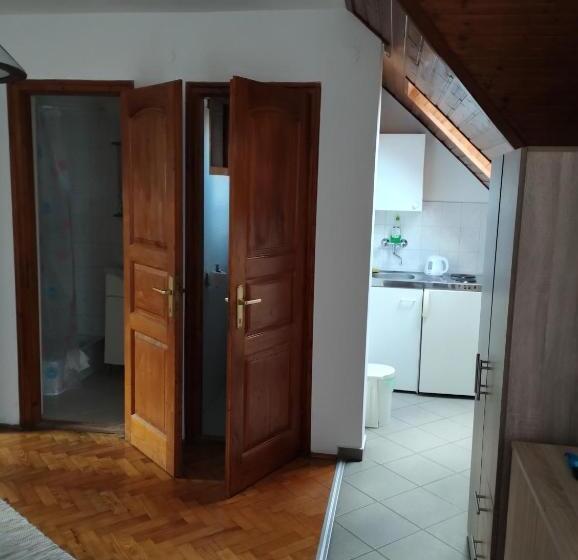 استودیوی استاندارد, Paprika Vendégház