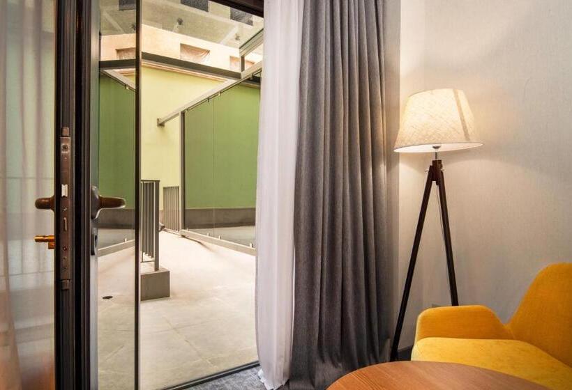 اتاق استاندارد با تخت بزرگ برای معلولان, Holiday Inn Yerevan   Republic Square, An Ihg