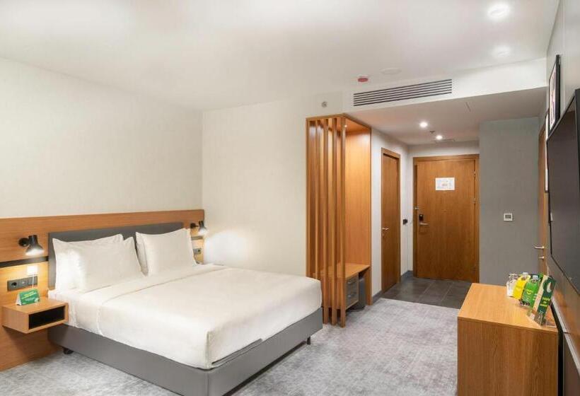 اتاق استاندارد با تخت بزرگ برای معلولان, Holiday Inn Yerevan   Republic Square, An Ihg
