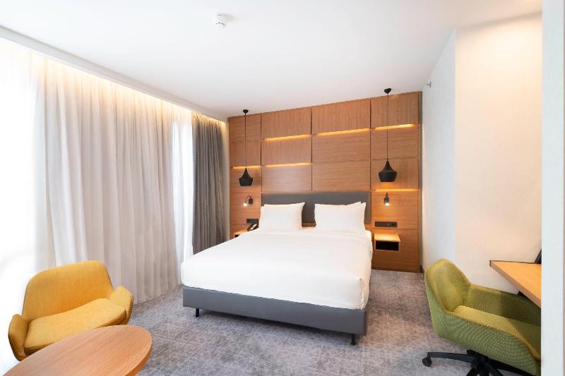 اتاق اجرایی با تخت بزرگ, Holiday Inn Yerevan   Republic Square, An Ihg