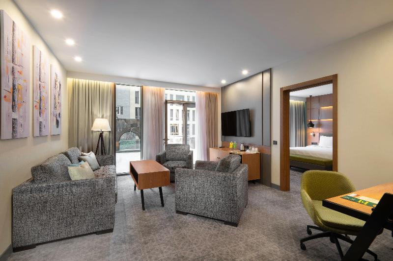 سوئیت با تخت بزرگ, Holiday Inn Yerevan   Republic Square, An Ihg