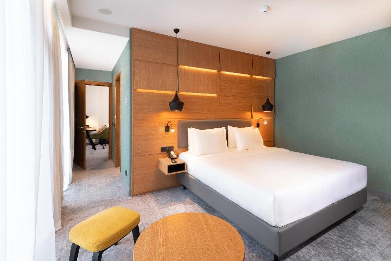 سوئیت با تخت بزرگ, Holiday Inn Yerevan   Republic Square, An Ihg